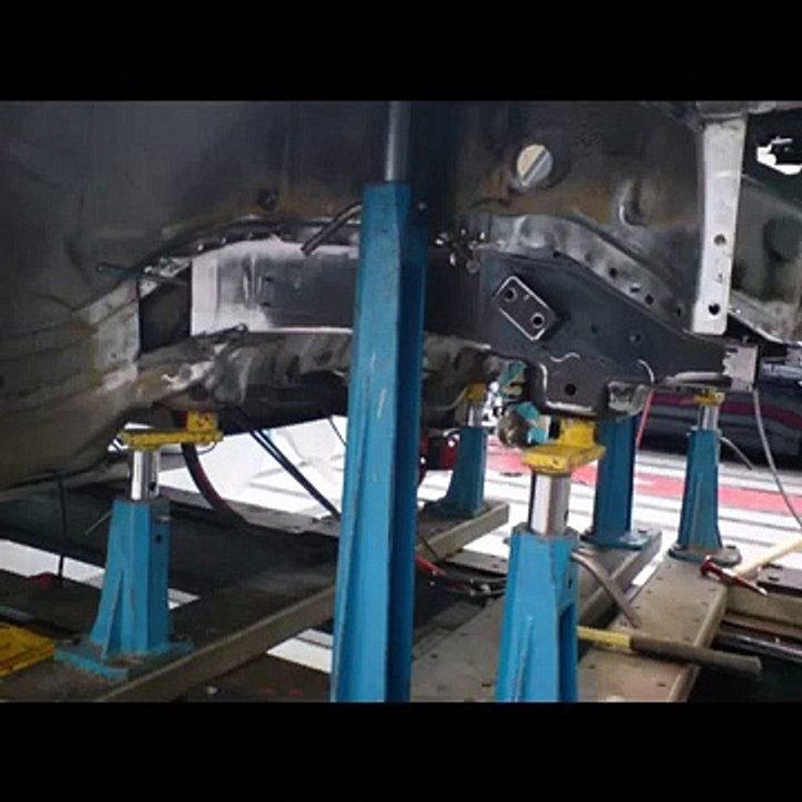 BMW 5 E60 crashrepair on a Celette bench