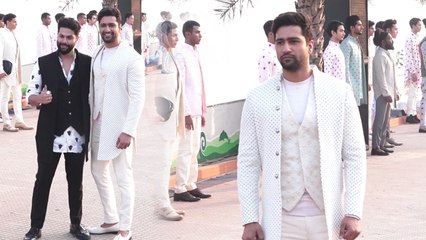 Lakme Fashion Week 2020 : Vicky Kaushal का ALL WHITE LOOK | Vicky Kaushal FORMAL LOOK | Boldsky