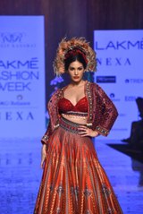 Lakme Fashion Week 2020 : Actress Amyra Dastur ने Ramp पर ढ़ाया कहर, लगीं बेहद खूबसूरत | Boldsky