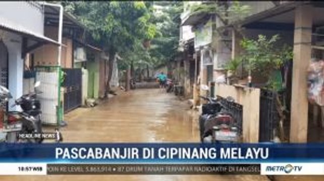 Banjir Surut, Warga Cipinang Melayu Bersihkan Rumah