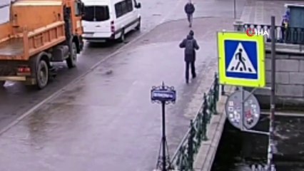- Rusya'da nehre düşen genci polis kurtardı