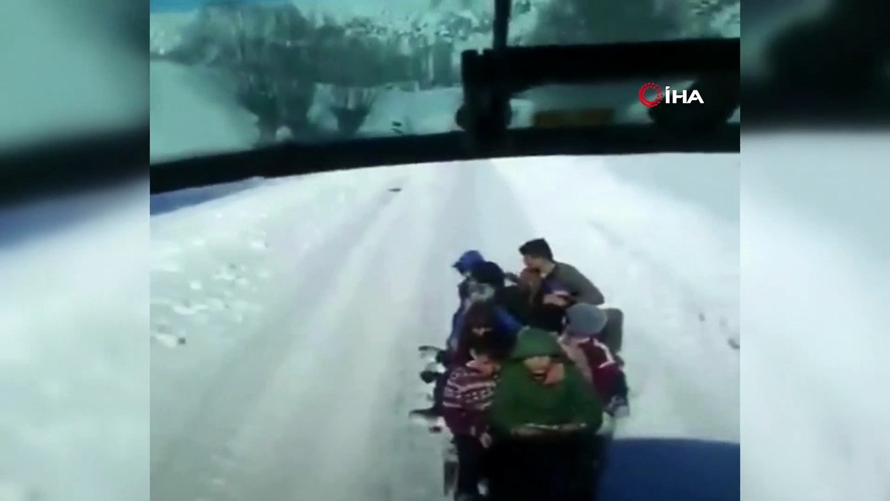 Çocukların eşekli kızak keyfi izleyenleri gülümsetiyor