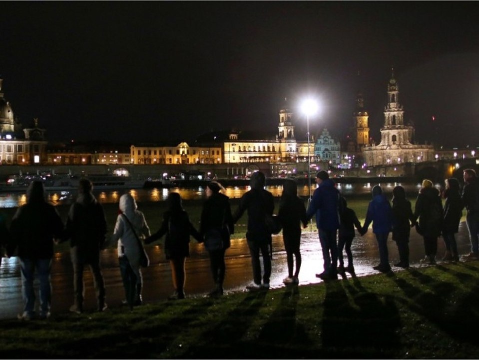 11.000 Teilnehmer bilden Menschenkette in Gedenken an die Kriegsopfer