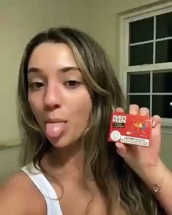 Claque-doigts sous la lunette des toilettes