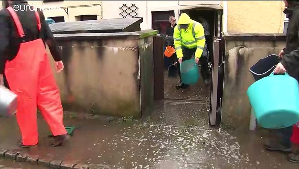 „Und plötzlich war das Wasser im Haus“ - Sturm 'Dennis' fegt über Nordeuropa