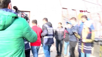 Eşini bıçakla öldüren koca, adliyeye sevk edildi