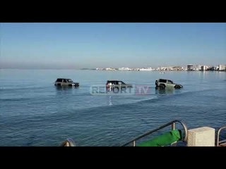 Report TV -Tentuan të nxjerrin gomonen, por i tërhoqi deti, tre fuoristrada mes dallgëve në Vlorë