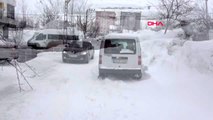 Bitlis'te, güneşli hafta sonundan sonra yeniden kar yağışı