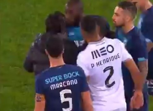 Irkçı tezahüratlar sonucunda sahayı terk etti