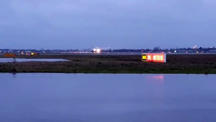 Two Pilots Managed To Rescue A Flight That Was Hit By A Wind | Oneindia Malayalam