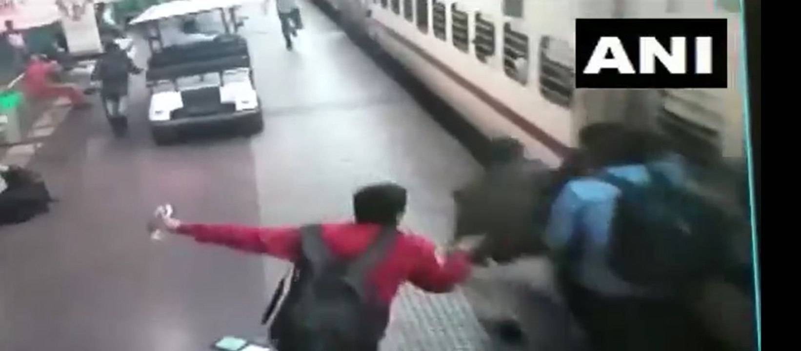 ரயில் படிக்கட்டில் தவறி விழுந்த பெண்ணை  காப்பாற்றிய காவலர் -CCTV