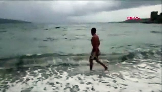 Muğla'da boynuna poşet dolanan martıyı kurtarmak için seferber oldular