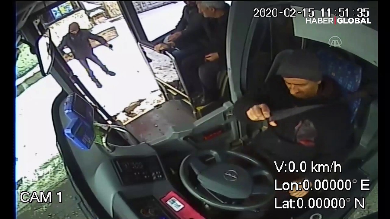 Halk otobüs şoföründen örnek davranış! Engelli genci kucağına alıp otobüse bindirdi