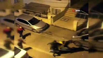 Avcılar'da sopalı, döner bıçaklı kavga kamerada