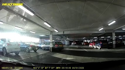 Marche arrière dans le poteau du parking souterrain !