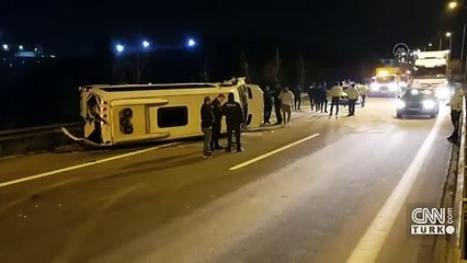 Düğünden dönen aileyi taşıyan minibüs devrildi