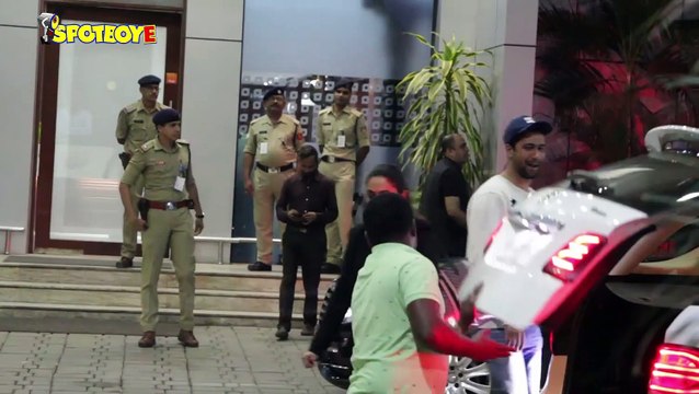 Ayushmann Khurrana, Maniesh Paul, Vicky Kaushal Akshay Kumar,Ranveer singh Spotted at the Airport