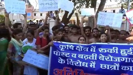 इदौर: बेरोजगारी से परेशान कृषि के छात्र, अर्धनग्न होकर निकाला पैदल मार्च