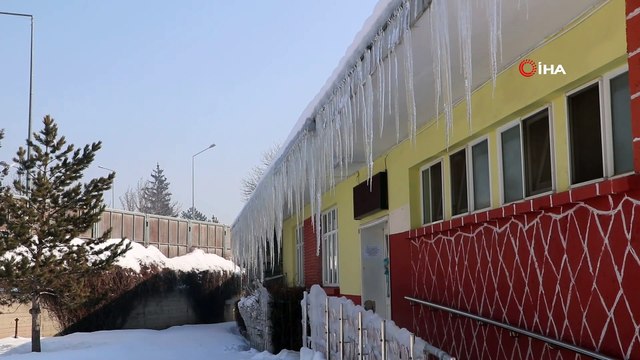 Çatılarda 2 metreyi bulan buz sarkıtları oluştu