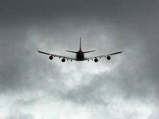 طائرة تتحدى العواصف بهبوط جانبي مثير