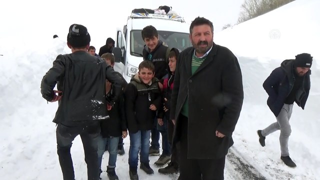 Yarıyıl tatili için gittikleri köyden dönemeyen öğrenciler, yolun açılmasıyla okula kavuştu - MUŞ
