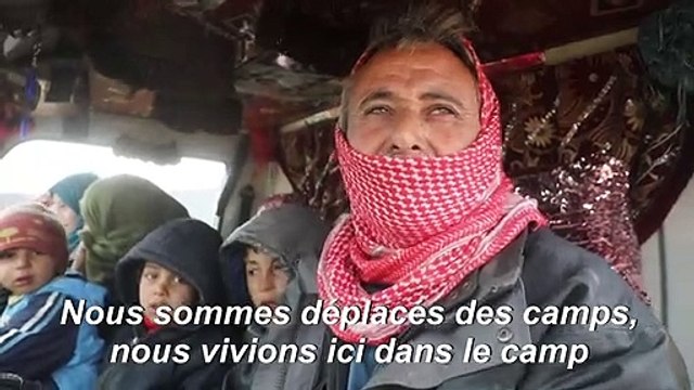 Des Syriens quittent un camp de déplacés, fuyant l'avancée du régime