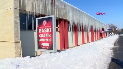 Sivas'ta 4 metrelik dev buz sarkıtları oluştu