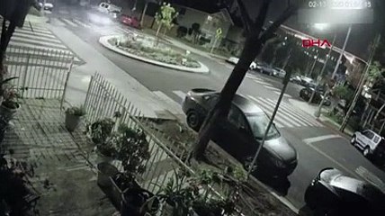 Dönel kavşaktaki kayaya 100 km hızla çarptı; otomobil metrelerce uzağa uçtu