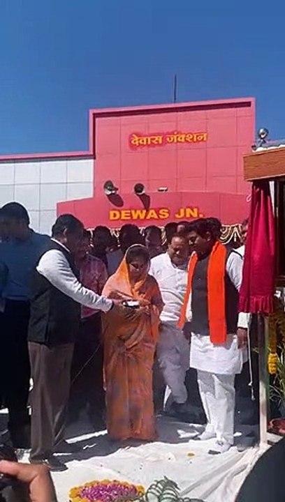 देवास रेलवे स्टेशन पर फहराया गया 100 फ़ीट ऊंचा तिरंगा