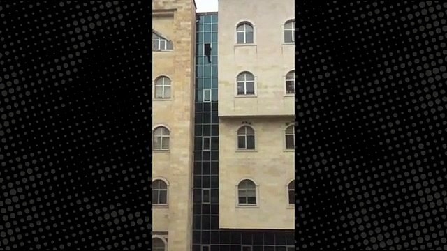 Cizre’de bir kişi kaymakamlık binasının 5. katından aşağı atladı