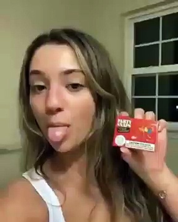 Un homme piègé par sa campagne par des pétards clique-doigts placés sous la lunette de ses toilettes