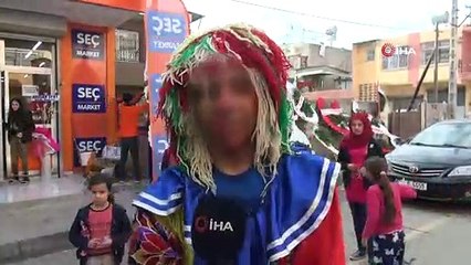 Tipini beğenmediği palyaçoya saldırdı