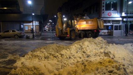 Yola düşen kayalar temizlendi