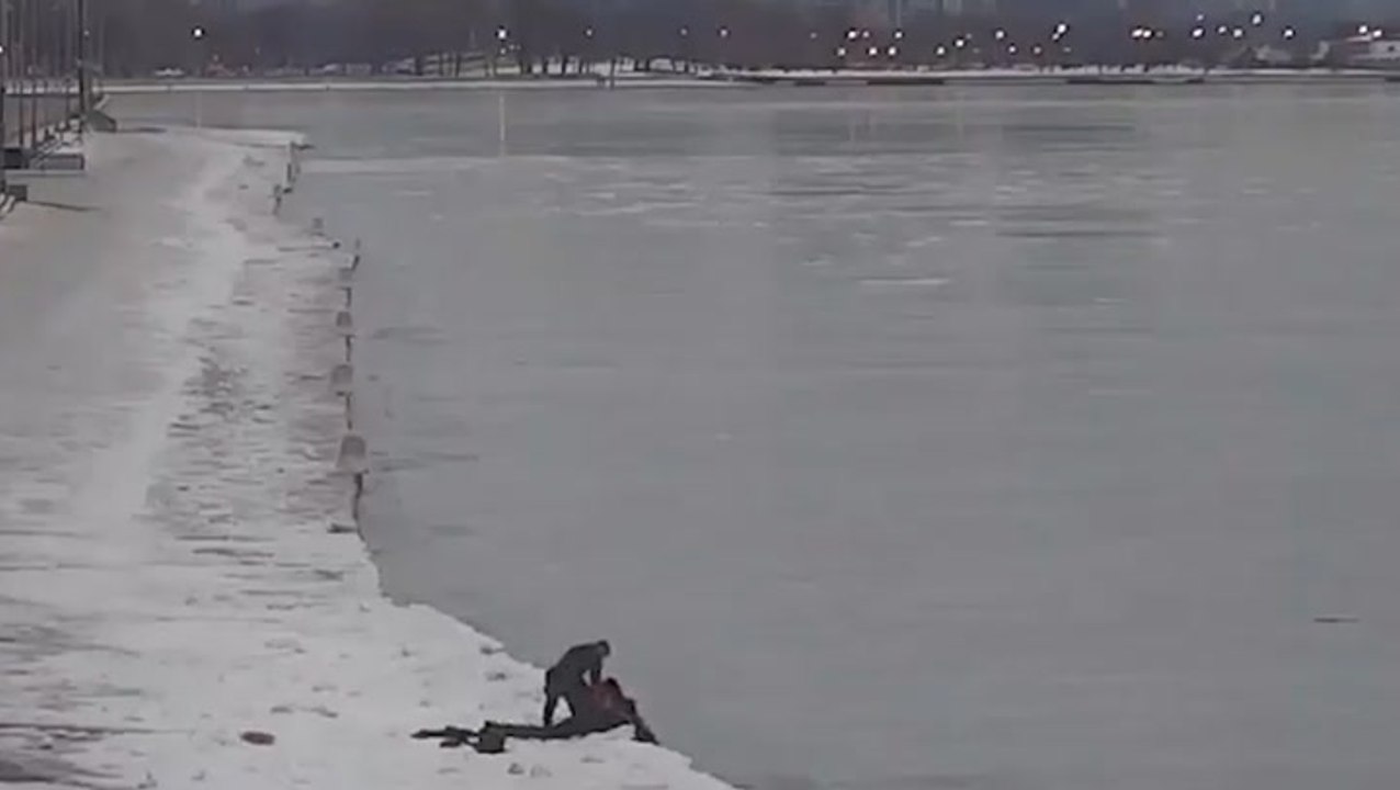Dramatic video shows rescue from Lake Michigan'...
