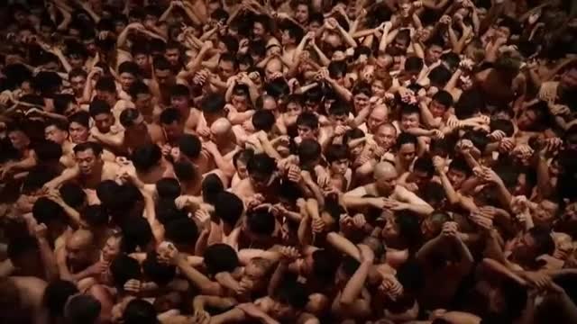 10.000 japoneses en paños menores buscan su talismán de la suerte en una piscina helada