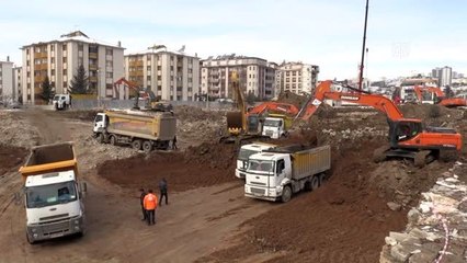 Depremzedelerin yaralarının sarılması için hummalı çalışma (2)