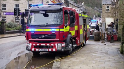 Evakuime në Britaninë e Madhe/ Stuhia “Dennis” gjunjëzon vendin