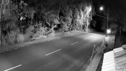 Durante a madrugada, sofá é descartado em via pública, na Região do Lago