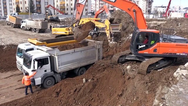 Elazığ ve Malatya'daki depremzedeler için çalışmalar aralıksız devam ediyor