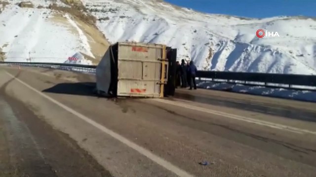 Büyükbaş hayvan yüklü kamyon devrildi: 1 yaralı