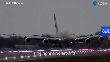 Látványos manőverrel landolt a hatalmas Airbusszal a pilóta a londoni szélviharban
