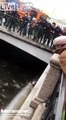 Ce policier empêche la noyade dans une rivière gelée d'un homme !