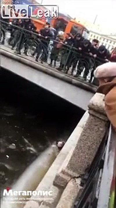 Ce policier empêche la noyade dans une rivière gelée d'un homme !