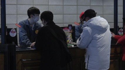 극장가 조금씩 활기...마스크 쓰고 관람 / YTN