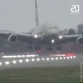Tempête Dennis: Un avion tangue avant d'atterrir de biais à l'aéroport de Londres