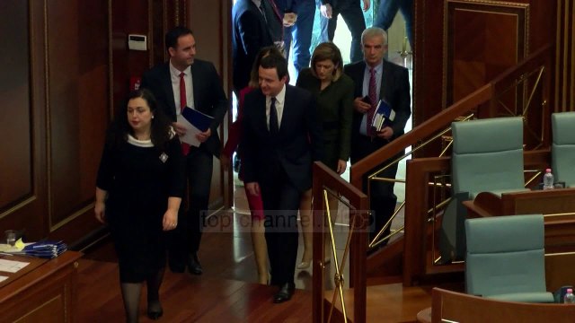 Kurti i shtrin dorën Thaçit/ Kërkon bashkëpunim në politikën e jashtme