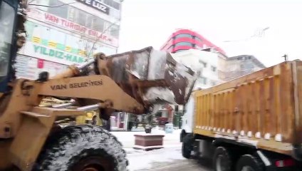 Van'da 176 bin metreküp kar şehir dışına taşındı