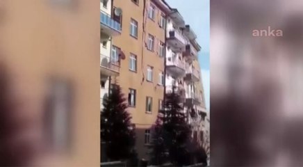 Elazığ'da ağır hasarlı bina böyle yıkıldı