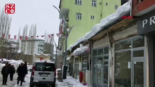 Çatıdaki kar yığınları çığ gibi düştü!