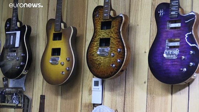 Guitarras francesas feitas à mão nas mãos dos Guns N'Roses
